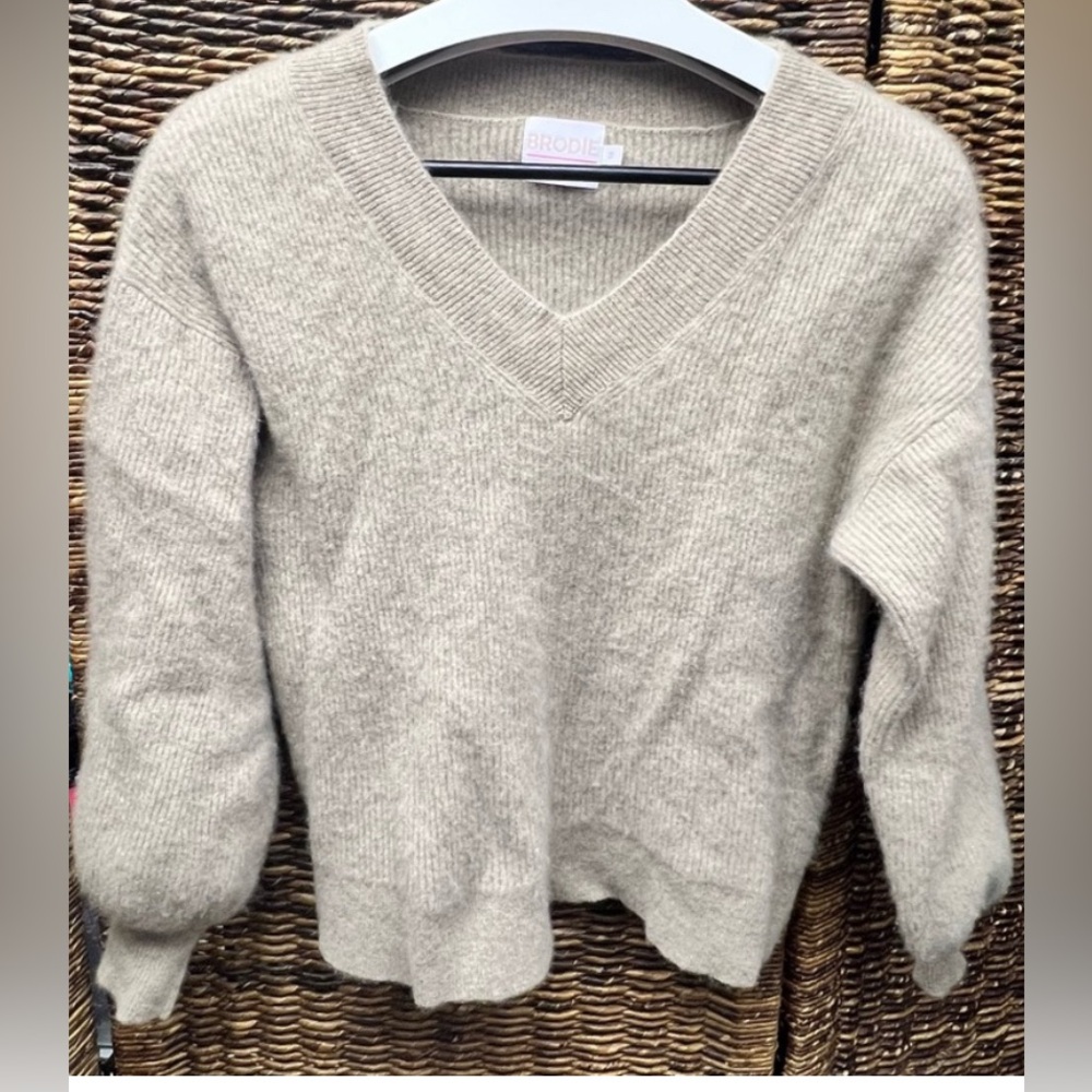 Brodie Cashmere-V-Neck‎ Beige Sweater for Women, Medium